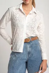 Blusa blanca de manga larga con cuello camisero, confeccionada en algodón con bordados calados (broderie) de diseño floral y arabesco.