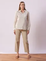 Camisa a rayas verticales finas color beige y blanco, marca Alex & Jordan. Tiene cuello con solapa, abertura central con botones y bolsillo aplicado en el pecho.