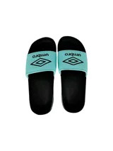 Ojotas blancas con tira ancha negra con el logo de Umbro en blanco.