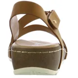 Sandalia con plataforma corrida color beige, con tiras anchas cruzadas en el empeine y tira trasera con hebilla.