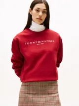 Buzo Tommy Hilfiger rojo de corte regular con logo estampado en el pecho. Tiene cuello redondo, puños y bajo de punto canalé. Confeccionado en mezcla de algodón y poliéster reciclado.