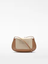 Mini bolso bandolera bicolor, con solapa y cierre magnético. Tiene un compartimento, tarjetero, asa larga regulable y logo grabado.