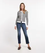 Pantalón de jean azul oscuro, modelo cropped recto, con cintura fija con trabillas, bolsillos y cierre delantero con botón y cremallera.