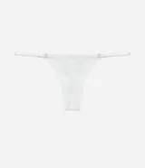 Conjunto de lencería blanco compuesto por un corpiño triangular de microfibra con bordes de encaje festoneado y un detalle de broche central, y una bombacha colaless de microfibra con tiras ajustables laterales y encaje en la parte trasera.