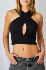 Top de modal negro con diseño cruzado y escote, que resalta la figura.