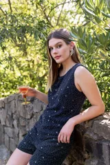 Enterito corto azul marino con cuello a la base y bordado de mostacillas blancas.