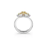 Anillo de cóctel Swarovski modelo Idyllia con diseño de flor, elaborado con zirconias amarillas y transparentes con baño de rodio. Presenta un efecto degradado.