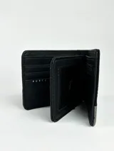 Billetera Rusty negra con detalle gris en la parte inferior y logo metálico.