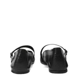 Zapato tipo bailarina color dorado con textura de piel de serpiente, tira sobre el empeine con hebilla dorada y suela plana.