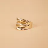 Anillo ancho en oro amarillo y blanco 10k, con diseño facetado.