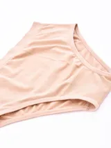 Bombacha de lycra blanca, de corte alto y cobertura total.