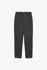 Pantalón de vestir gris oscuro con estampado pata de gallo, tiro alto, bolsillos delanteros y cierre frontal con cremallera, botón interior y gancho metálico.