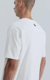 Remera de manga corta color beige, con cuello redondo y calce regular con recorte en la espalda.