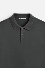 Polo color crema de manga larga con cuello solapa y cierre frontal de botonadura.