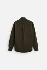 Camisa verde oscuro de corte regular, confeccionada en tejido de mezcla de algodón y lyocell. Tiene cuello italiano, manga larga con puños abotonados y cierre frontal con botones.