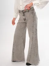 Pantalón gris de denim con corte recto y bolsillos traseros con bordado de montañas.