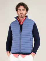 Chaleco acolchado azul de nylon reciclado repelente al agua, con cierre frontal y cuello alto. Logo de El Ganso engomado en el pecho.