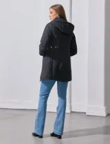 Campera negra capitoneada marca Weatherproof, con capucha desmontable, cierre central y bolsillos delanteros.