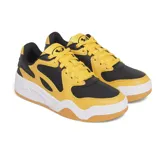 Zapatillas deportivas Under Armour U Court Anatomix unisex, con capellada de cuero sintético amarillo y negro, cordones amarillos y suela de goma color caramelo.