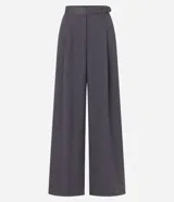 Pantalón de vestir gris oscuro, de corte recto y tiro alto, con pinzas delanteras, bolsillos laterales y ajuste lateral con hebilla.