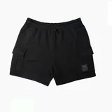 Short de hombre color negro, de corte holgado, con cintura elástica ajustable con cordón, bolsillos laterales tipo cargo con solapa y logo de la marca en etiqueta cosida en la pierna derecha.