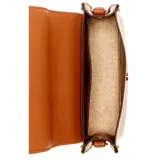 Bandolera Guess modelo Meridian, color marrón, con correa ajustable y logo triangular metálico en el frente.