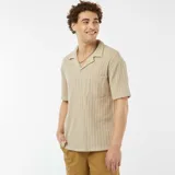 Camisa beige de manga corta con tejido calado, cuello clásico y cierre frontal con botones.