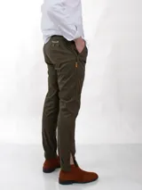 Bombacha confeccionada en tela resistente y cómoda, con bolsillos amplios y detalles elegantes.