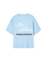 Remera celeste de corte holgado con estampado en la espalda que dice "Ittai Stars" en letras cursivas y "An Ibiza Produce" en mayúsculas.