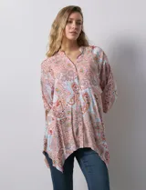 Camisa de gasa estampada con arabescos, marca Grand & Greene. Cuello a la base, escote en V y abertura central con botones. Largo de manga regulable con presilla y botón.