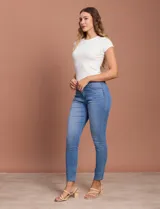 Jean skinny de tiro medio, color celeste, marca One Five One. Confeccionado en denim de algodón elastizado.