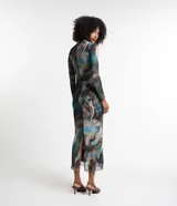 Vestido midi de tul con estampado abstracto en tonos marrones, azules y verdes. Tiene cuello alto, mangas largas y forro.