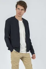 Campera tipo bomber de frisa color azul marino, con cierre frontal y bolsillos laterales.