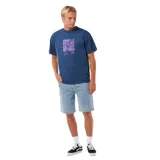 Remera azul de manga corta con estampa rectangular en el pecho con imagen de surf y logo de la marca Rip Curl.