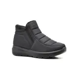 Bota casual de caña baja color negro, con interior de piel sintética y suela de goma.