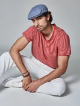 Remera de lino a rayas horizontales rojas y blancas, con cuello redondo.