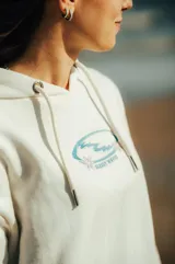 Hoodie blanco con capucha y cordones ajustables, con logo estampado en el pecho.