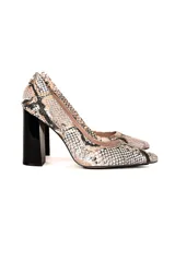 Zapatos de tacón con estampado animal print, punta fina y tacón cuadrado negro.
