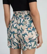 Short de viscosa con estampado floral, cintura elástica y cordón de ajuste.