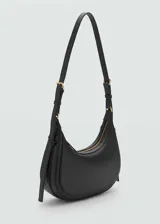 Bolso tipo bandolera color verde oliva, con efecto piel y tamaño mediano. Tiene cierre de cremallera, forro interior y asa de hebillas ajustable.