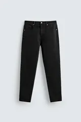 Pantalón de jean azul oscuro, corte skinny, largo cropped y efecto lavado.
