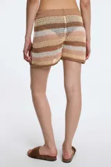 Short tejido a crochet con rayas horizontales en tonos rosa, marrón y beige.