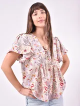 Blusa estampada con cuello en V y mangas cortas con volados.