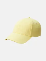 Gorra de béisbol Calvin Klein color amarillo, con visera curva y logo de la marca bordado en el frente. Cuenta con cierre ajustable en la parte posterior.