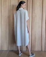 Collar con cordón marrón y dijes de estrellas de mar rojas y blancas.