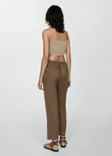 Pantalón negro de lino con diseño crop y jogger, tiro medio, cintura elástica con lazo, dos bolsillos laterales y dos bolsillos de ribete en la parte posterior.