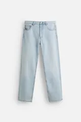 Pantalón de jean celeste de corte recto, con cinco bolsillos y cierre frontal con botones.