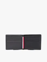 Billetera plegable de cuero negro con logo de Tommy Hilfiger esmaltado en el frente. Cuenta con compartimento para billetes y múltiples ranuras para tarjetas.