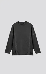 Sweater gris oscuro de corte recto, cuello redondo y mangas largas con detalle de costuras a los lados.