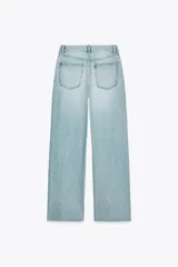Pantalón de jean azul de corte wide leg, tiro alto y largo hasta el tobillo.